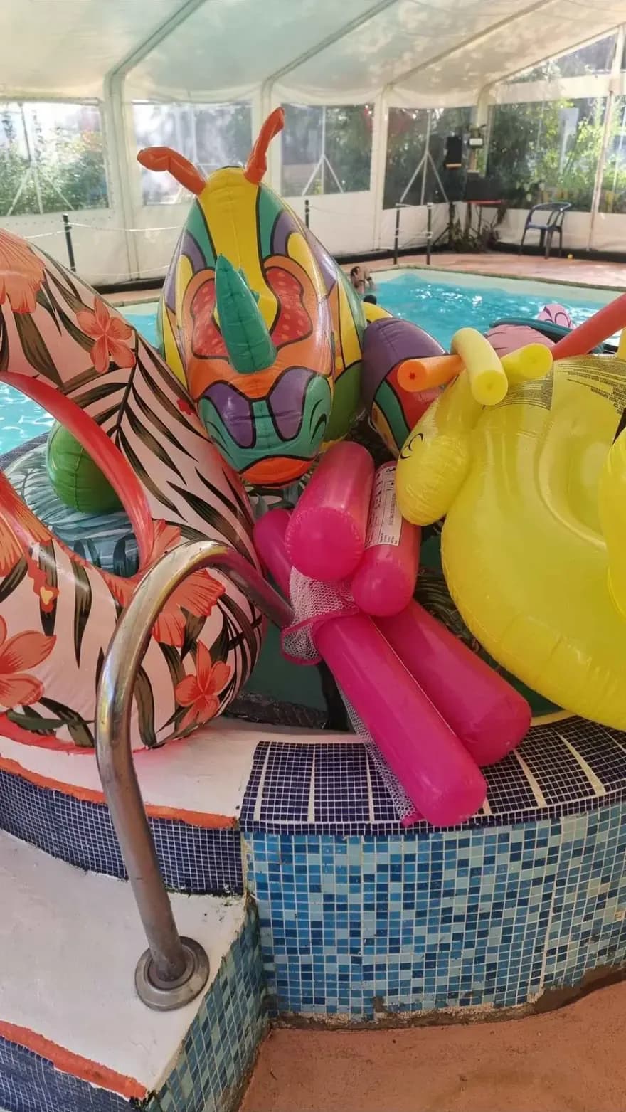 Animation dans la piscine intérieur en pool Party au camping les parcs sur Pénestin