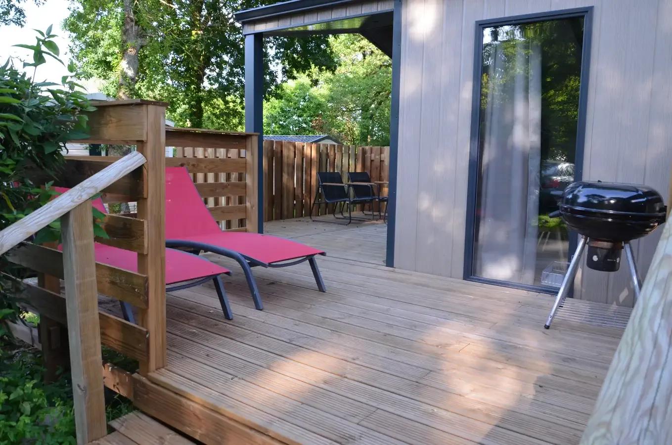 Mobil-home "bréhat" vu de la terrasse au camping les parcs