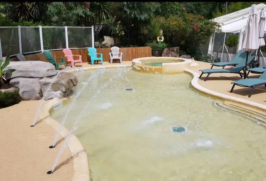Pataugeoire en fonctionnement en pleine journée au camping les parcs