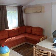 le salon grand confort d'un mobil home premium - Camping Les Parcs